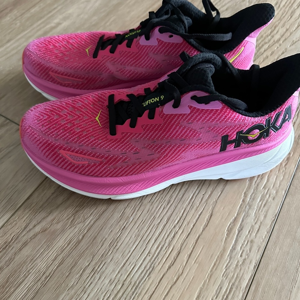 HOKA Clifton 9 Womens Shoes. Raspberry/strawberry.